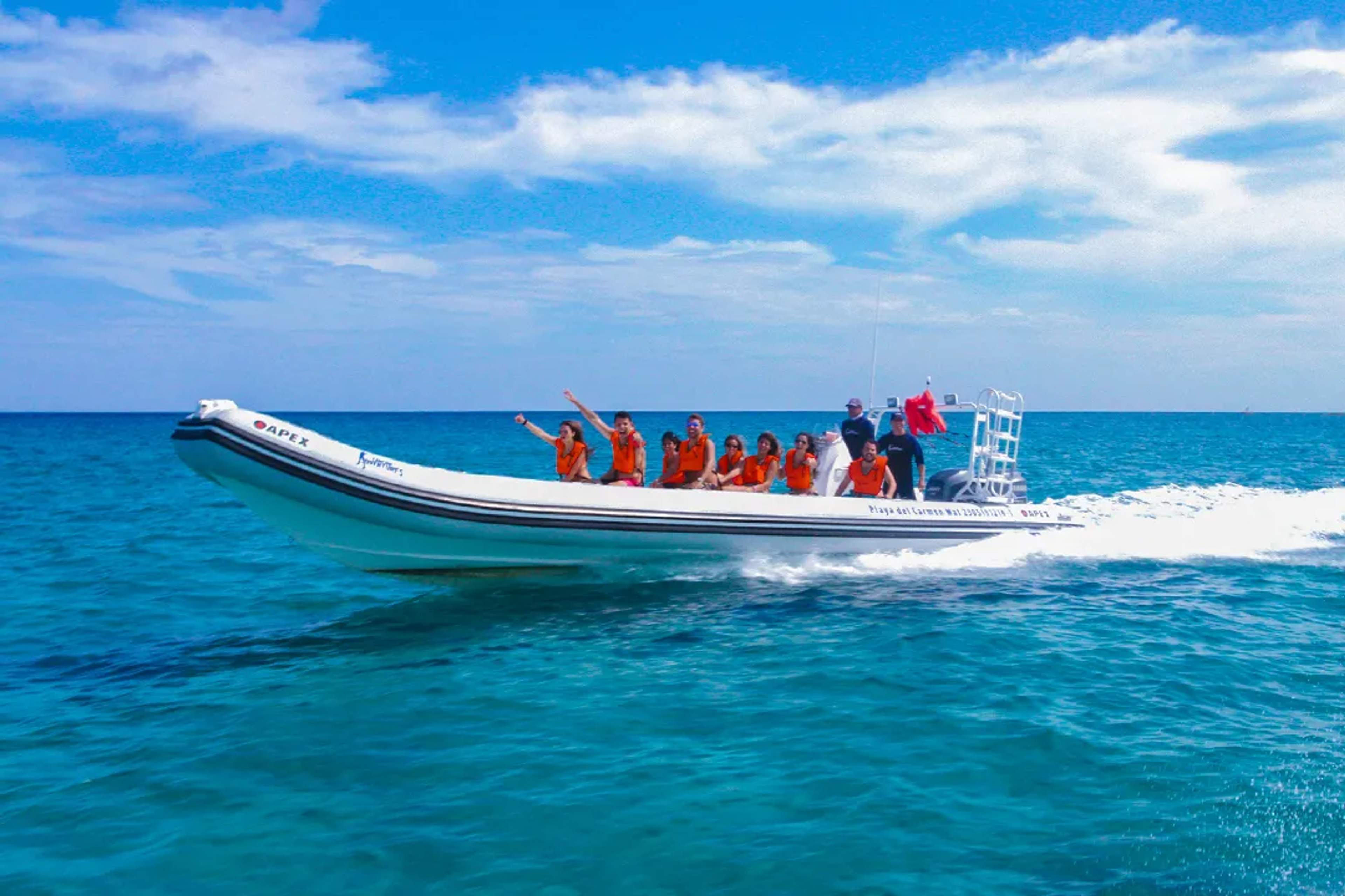 Pequeño grupo disfrutando de un tour en lancha rápida sobre aguas turquesas bajo un cielo brillante.