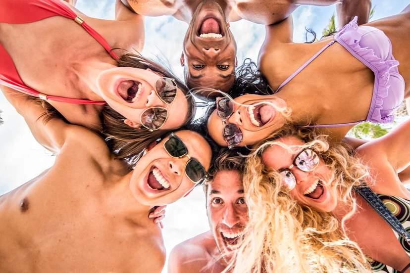 Grupo de amigos celebrando y divirtiéndose durante el spring break en Cancún.