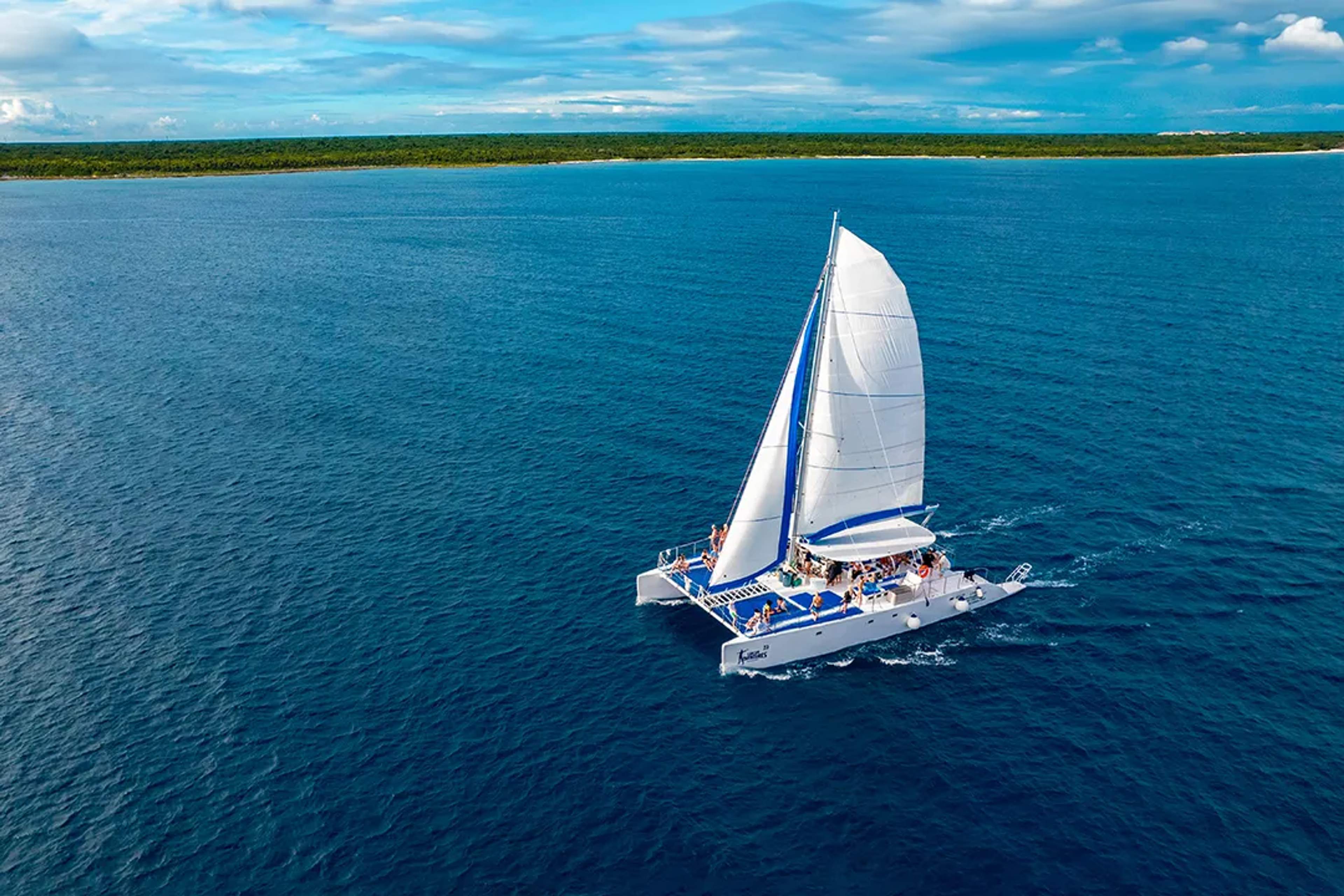 Catamarán en Puerto Morelos con Cancun Adventures, navegando aguas turquesa en un relajante paseo oceánico