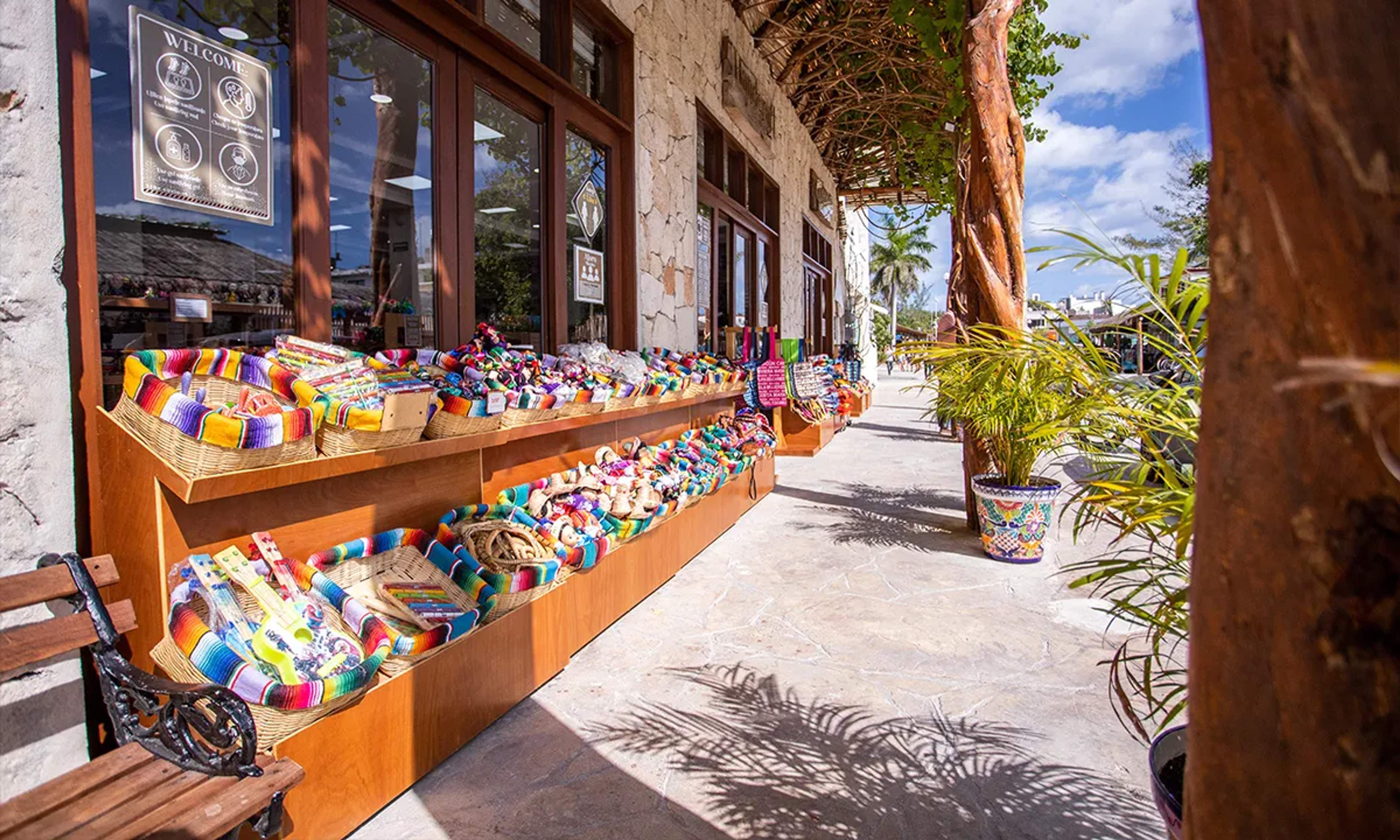 Tiendas locales coloridas en la Riviera Maya ofrecen souvenirs artesanales, textiles vibrantes y artesanías mexicanas tradicionales.
