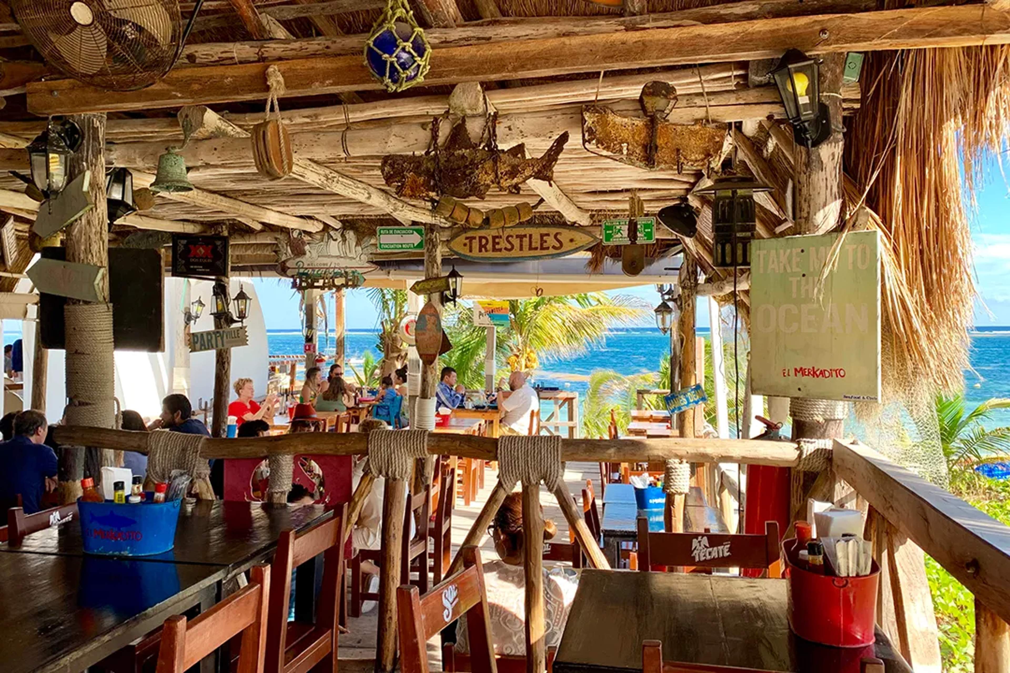 Restaurante frente al mar en Puerto Morelos cerca de Cancun Adventures, con sabores locales y vista al Caribe
