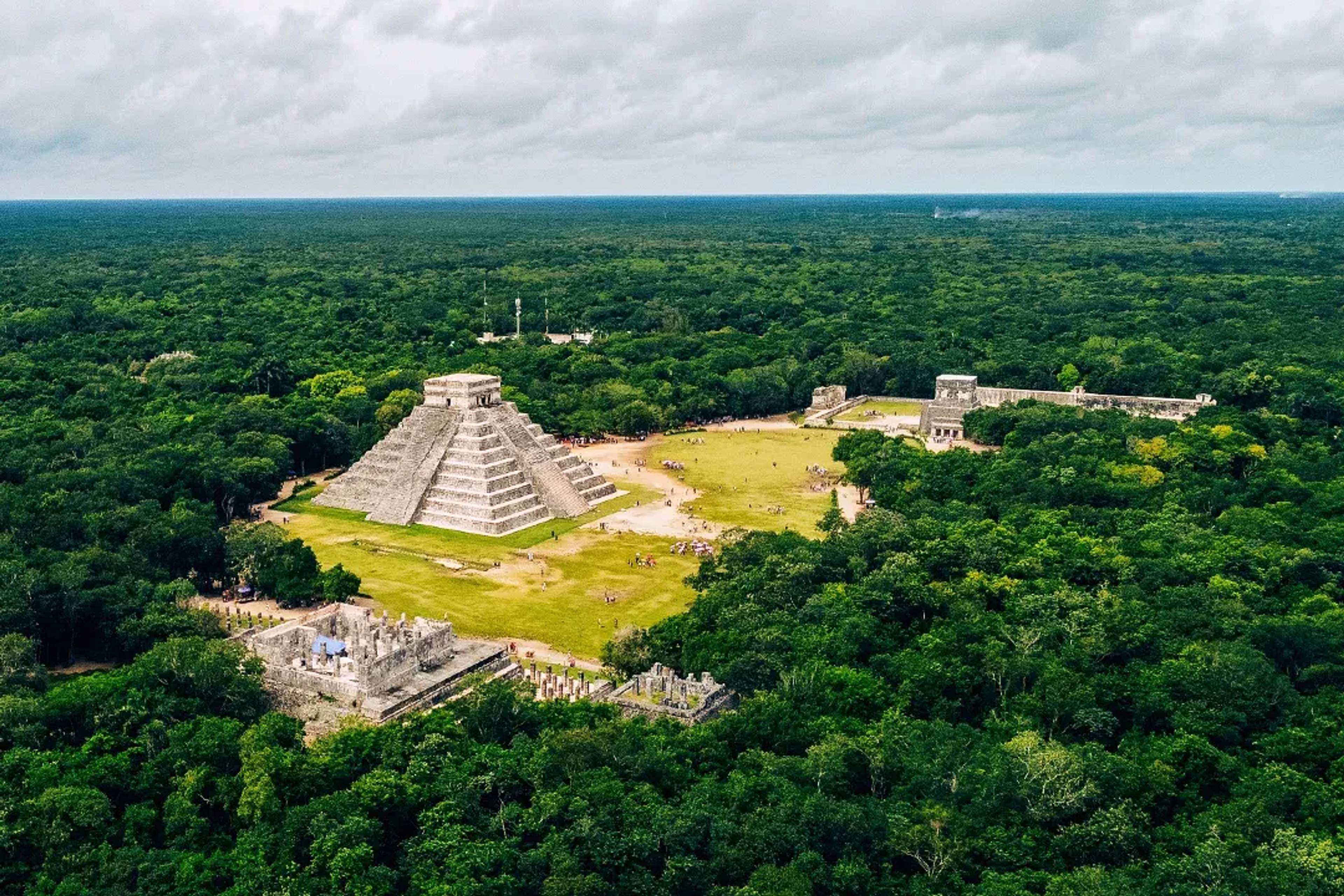 Vista aérea de Chichén Itzá con pirámide El Castillo y ruinas mayas en Yucatán en tour cultural guiado
