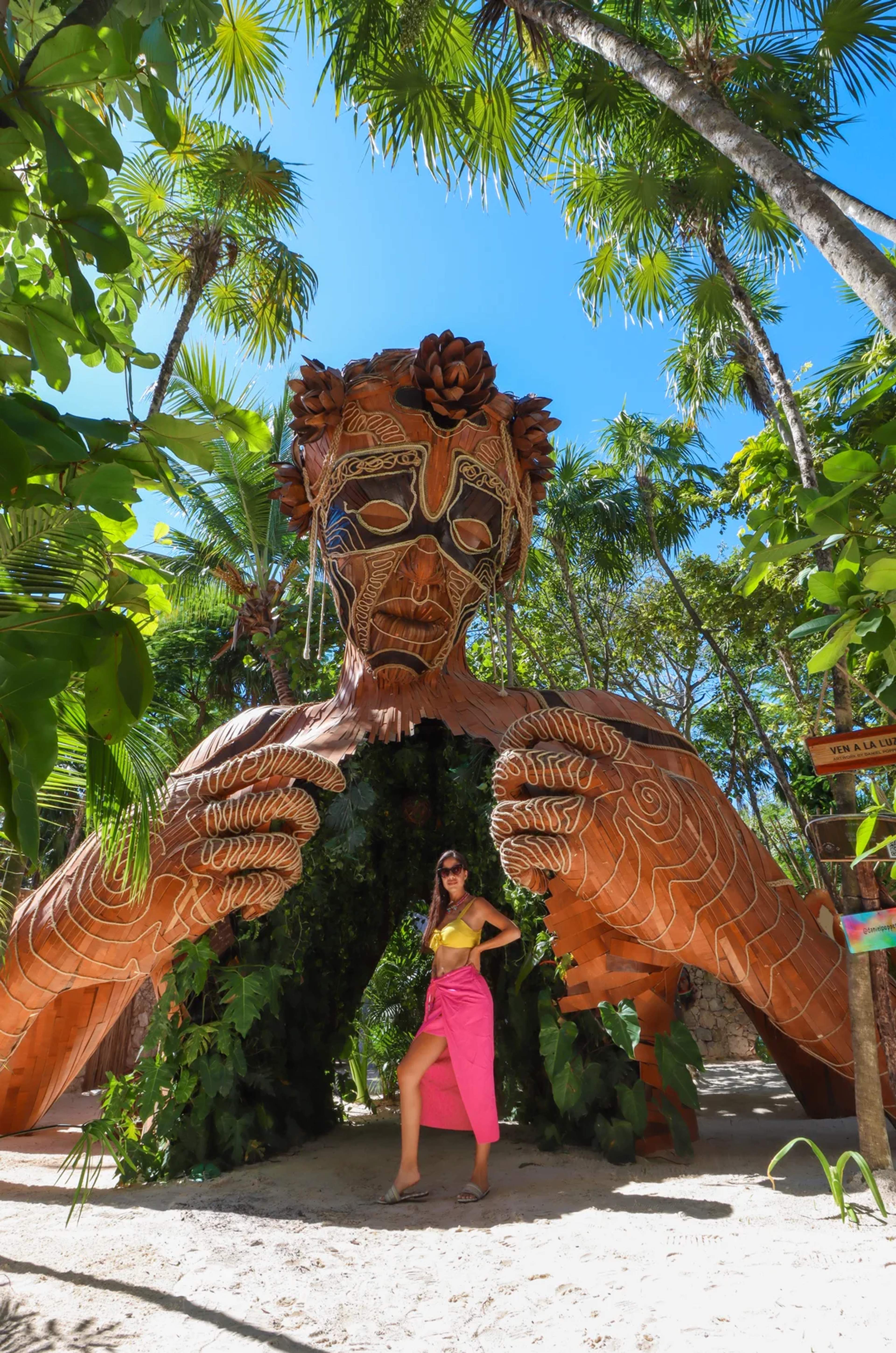 ¡Posa en la escultura Ven a la Luz en Tulum! Arte, selva y magia en una foto inolvidable.