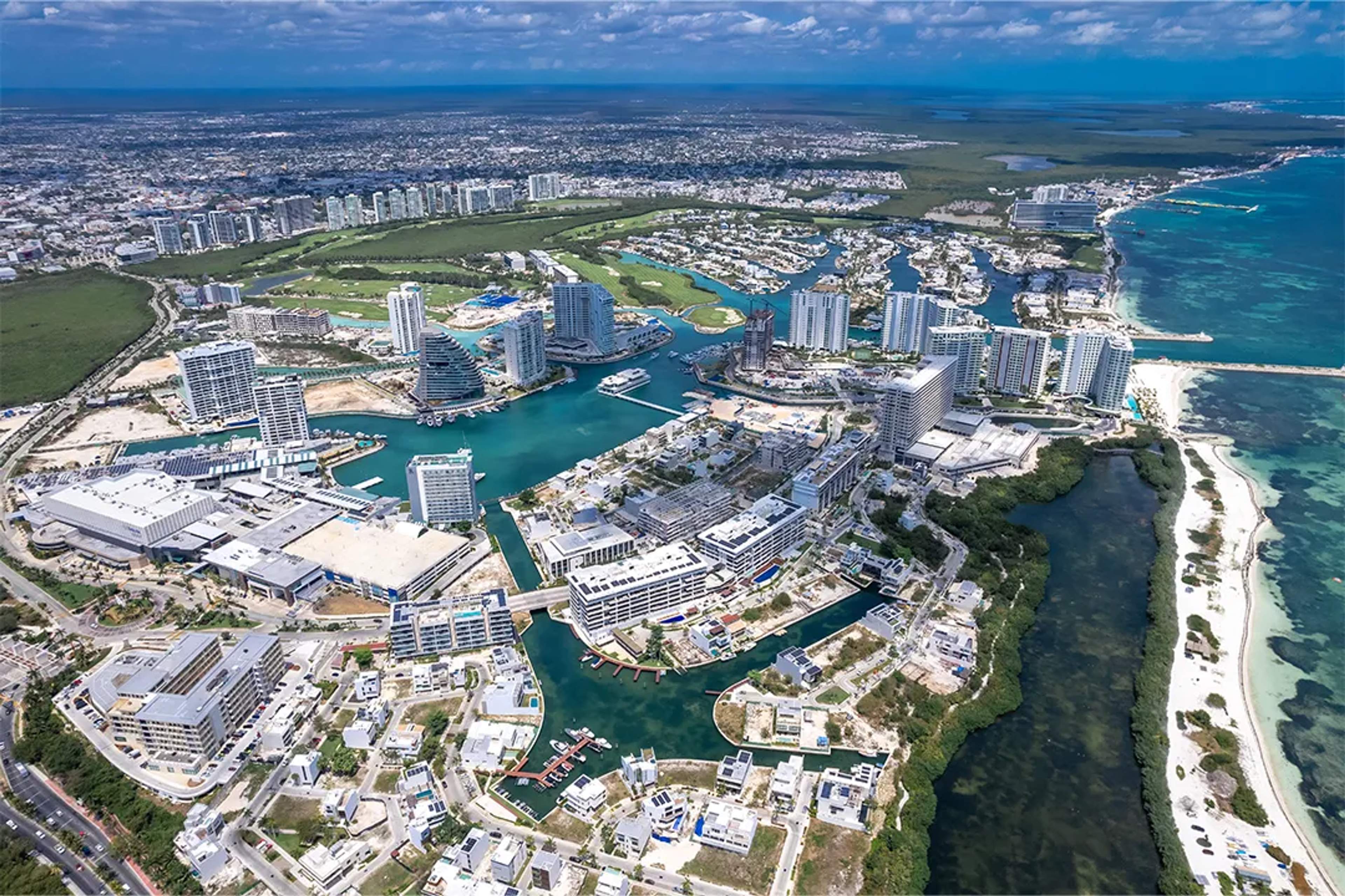 Vista aérea de resorts de lujo, canales y playas en la zona moderna de Cancún, México.
