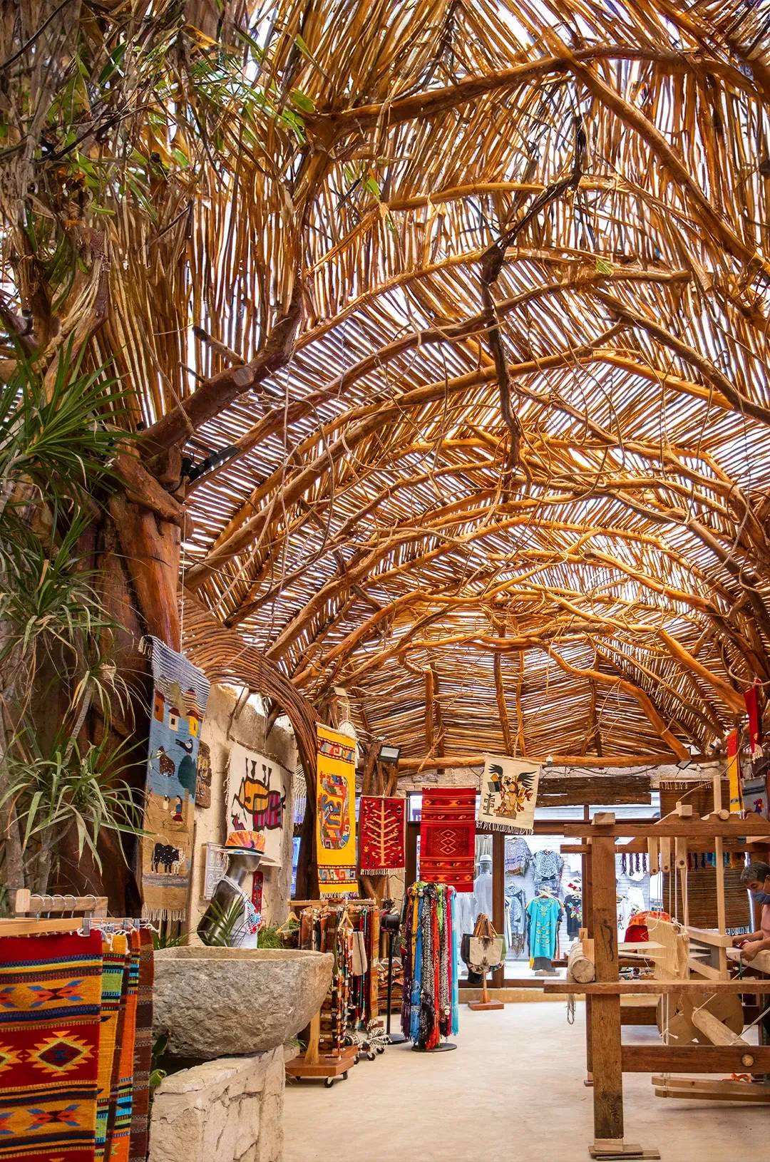 Mercado tradicional con artesanías y textiles hechos a mano