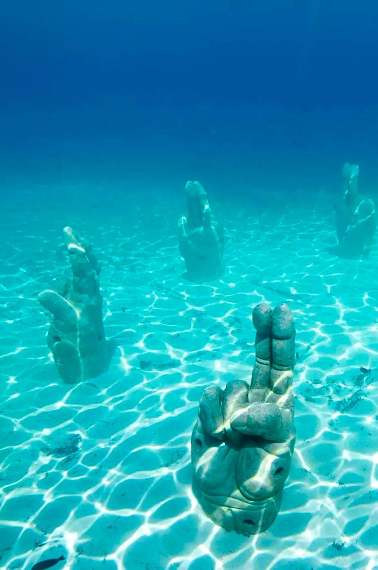 Famosas esculturas subacuáticas en Cancún llamadas Las Bendiciones.