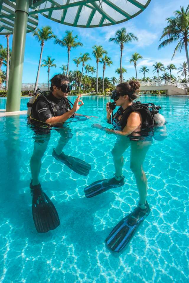 Introductory scuba diving lesson in the comfort of a specialized swimming pool in Cancun.