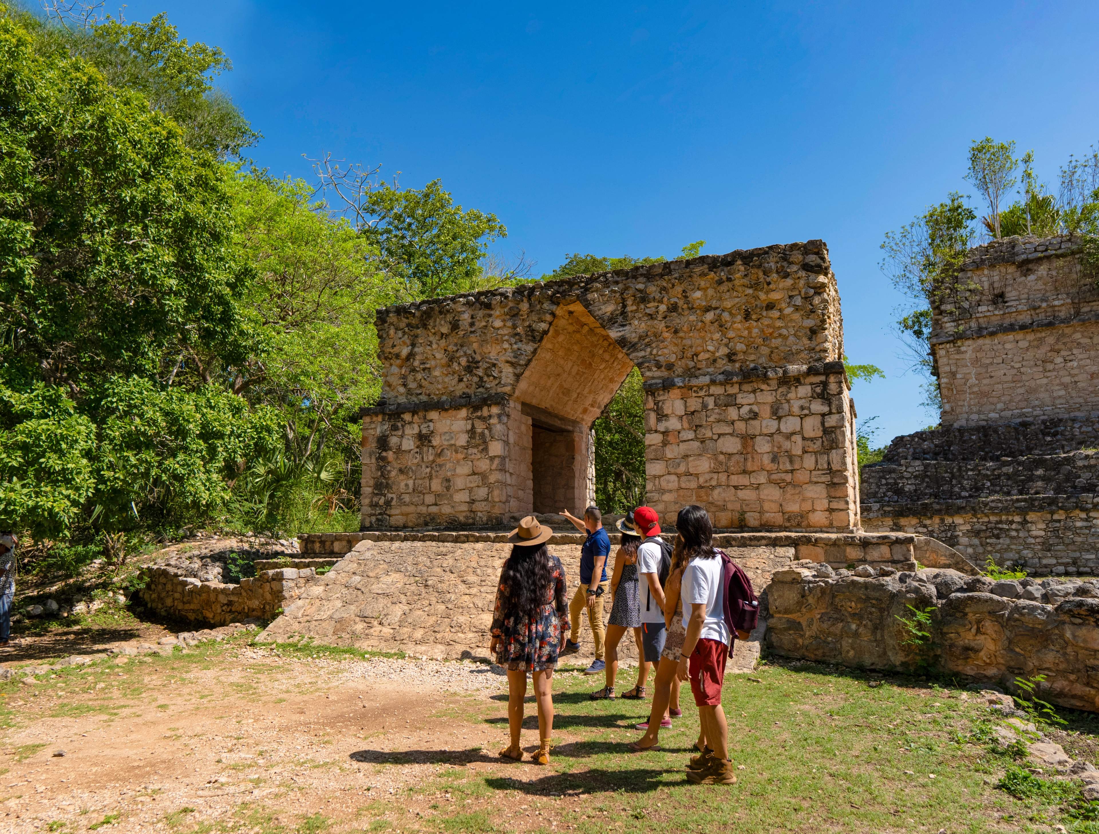 Grupo acercándose a las ruinas.