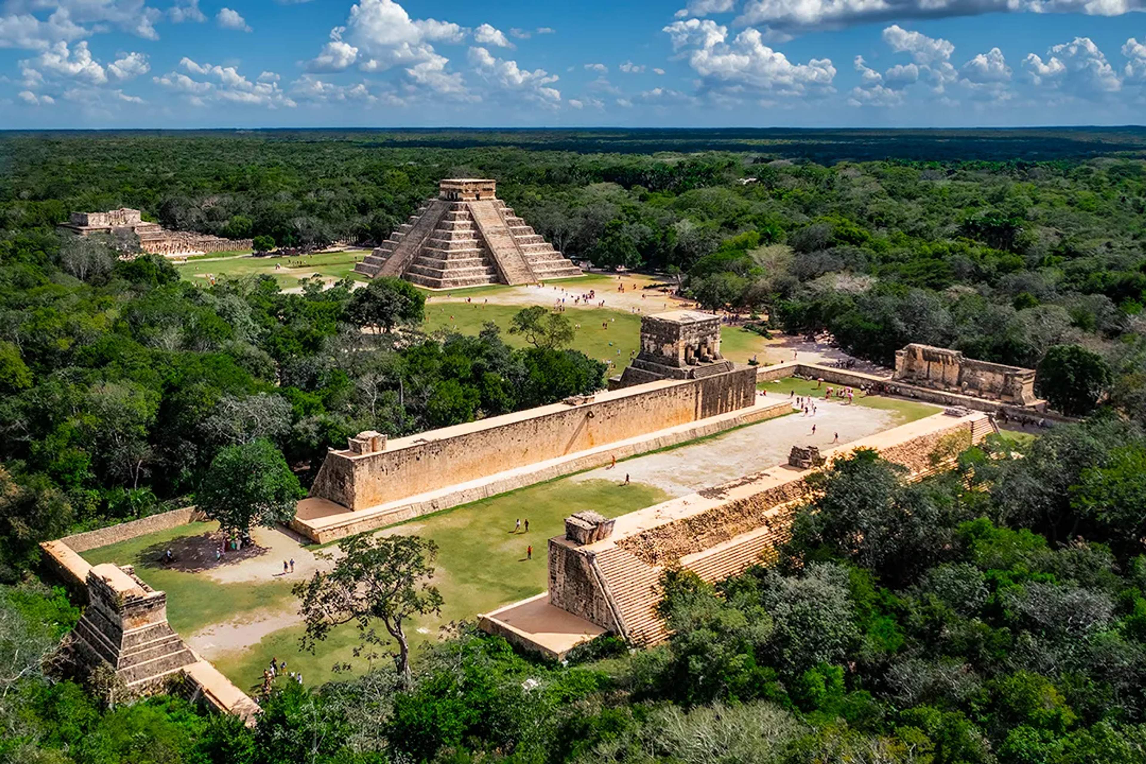 Vista aérea de Chichén Itzá con El Castillo y Gran Juego de Pelota en selva de Yucatán en tour guiado