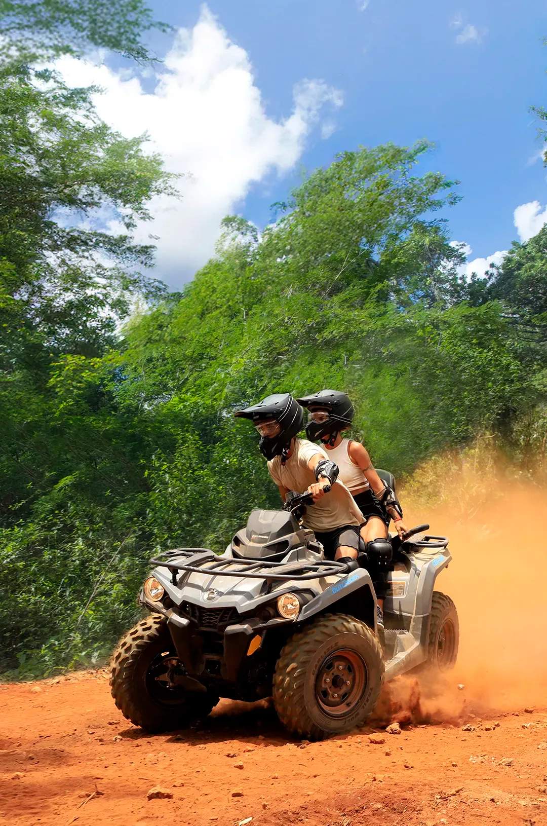 Amigos disfrutando un emocionante Tour en ATV en Cancún.