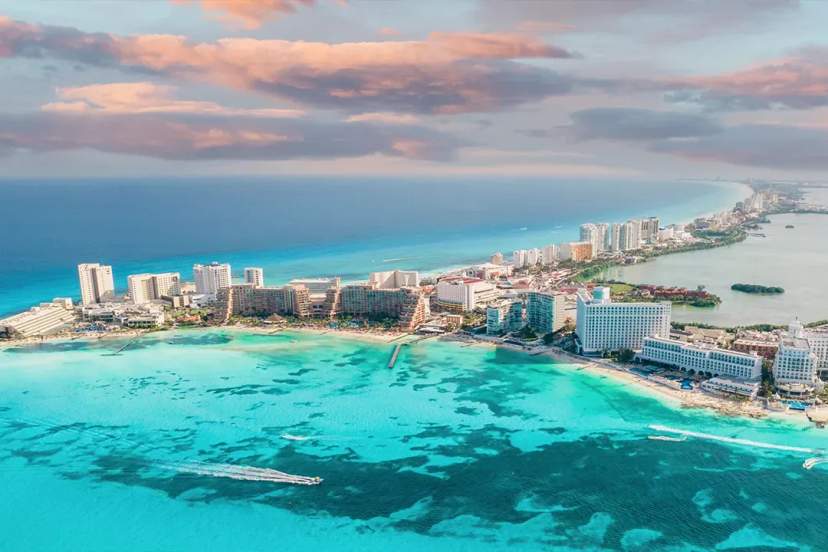 Vista aérea de Cancún con aguas turquesas, hoteles de lujo y playas paradisíacas, un destino icónico del Caribe.