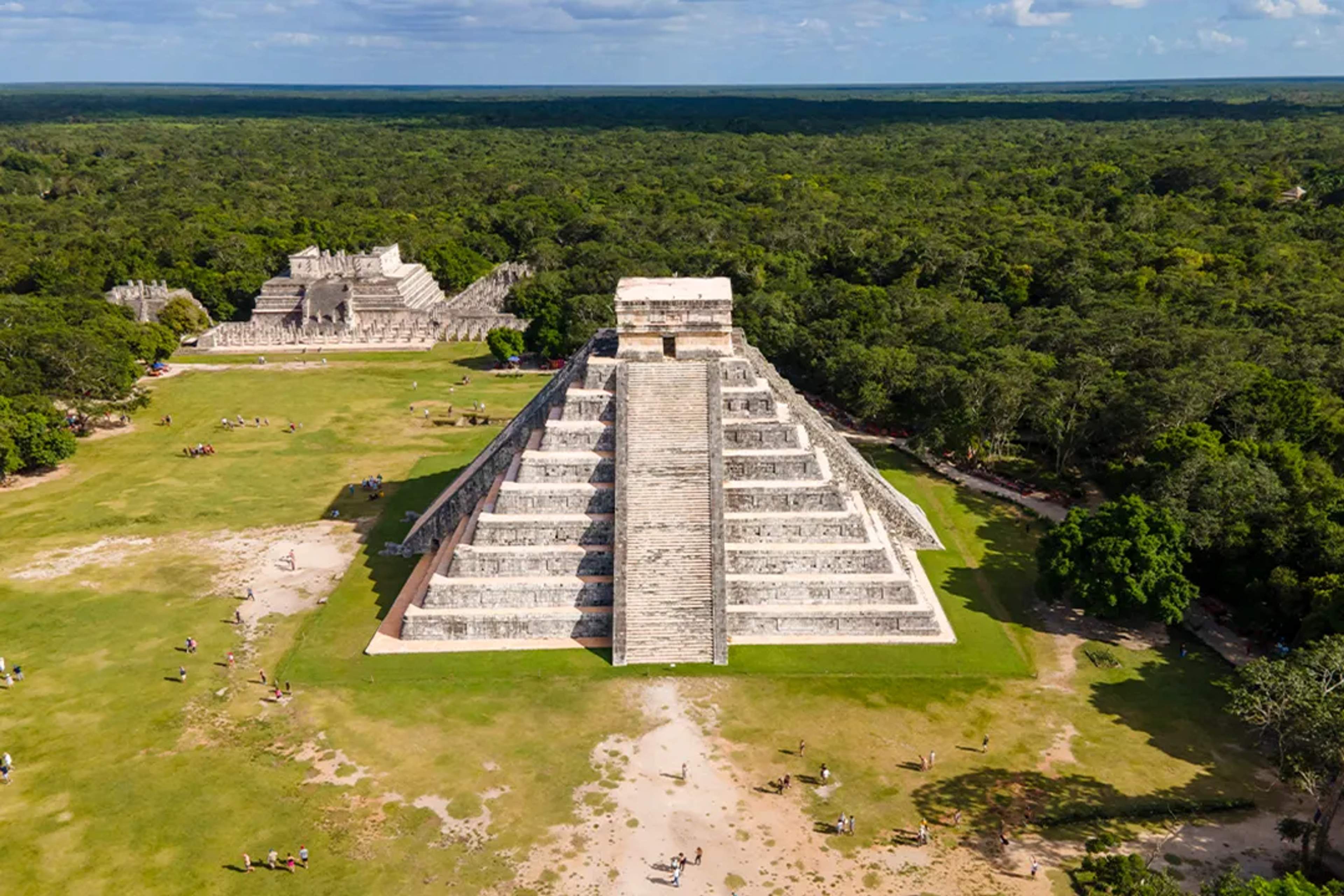Vista aérea de la pirámide El Castillo en Chichén Itzá, ruinas mayas en Yucatán en tour guiado
