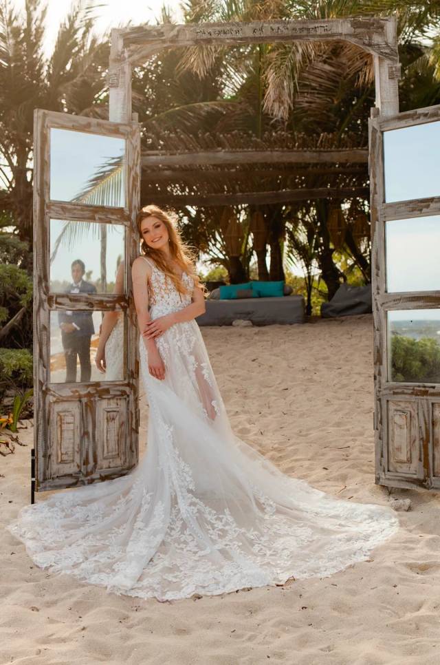 Novia posando en un venue de bodas en Riviera Maya.