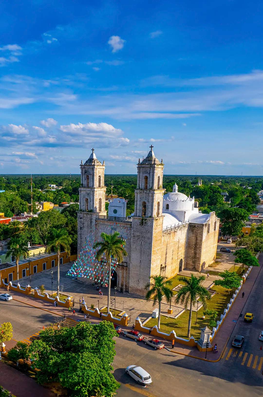 Vista aérea de la ciudad de Valladolid con sus edificios coloridos y una catedral prominente.