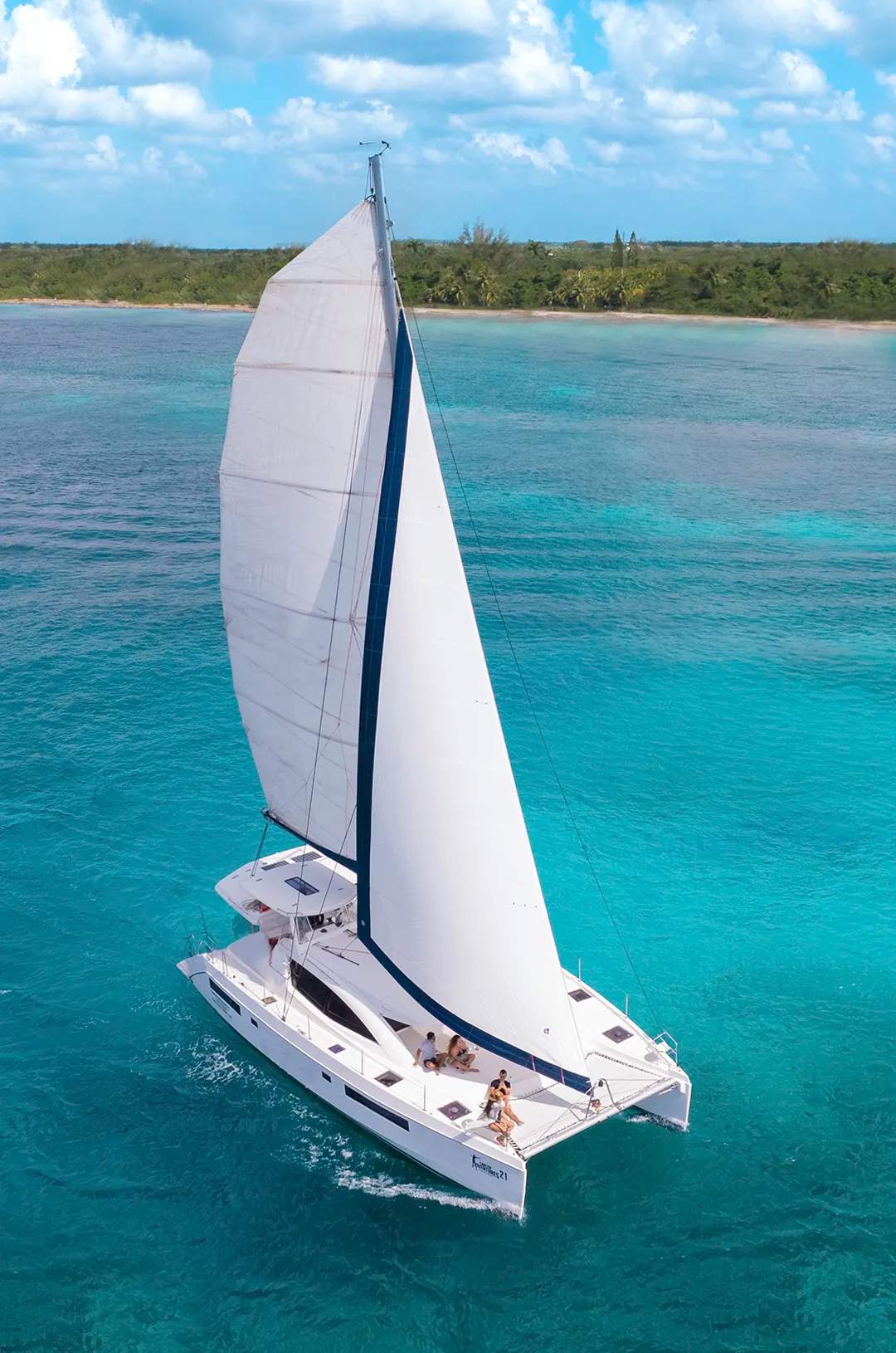 Vista aérea de un Catamarán a Cozumel.
