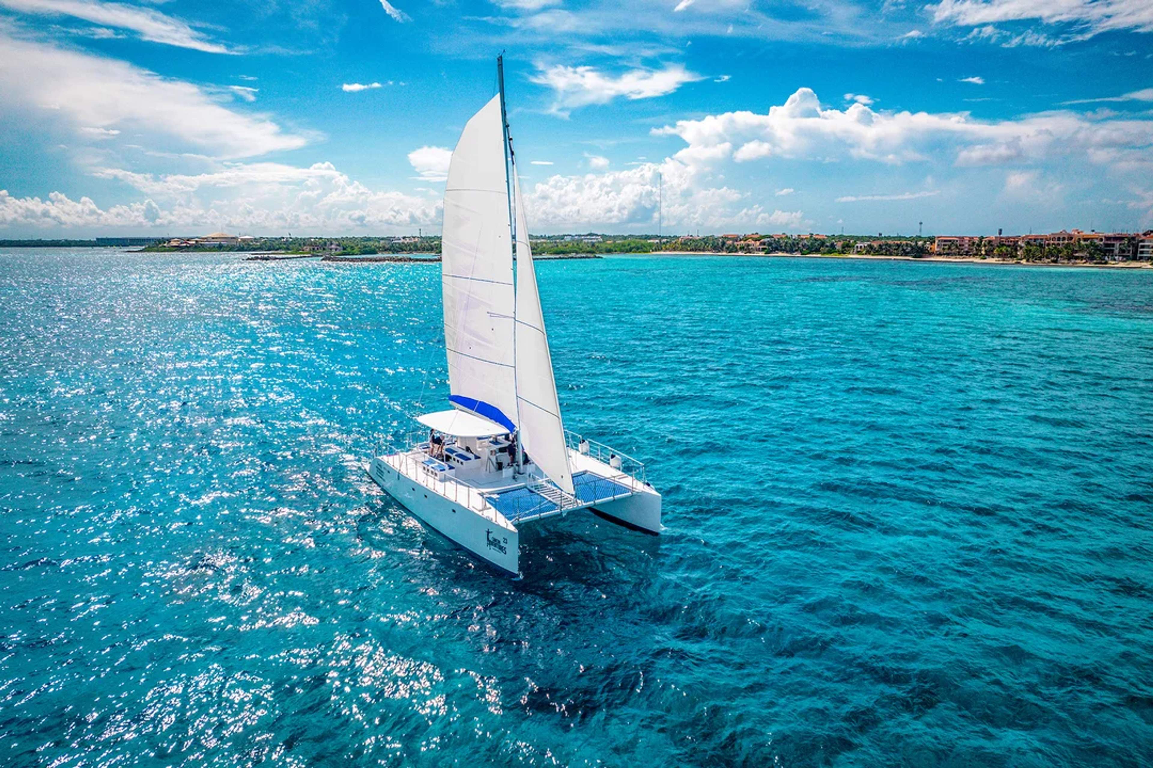 Deslízate sobre aguas turquesa en un catamarán de ensueño por la hermosa costa de Riviera Maya.