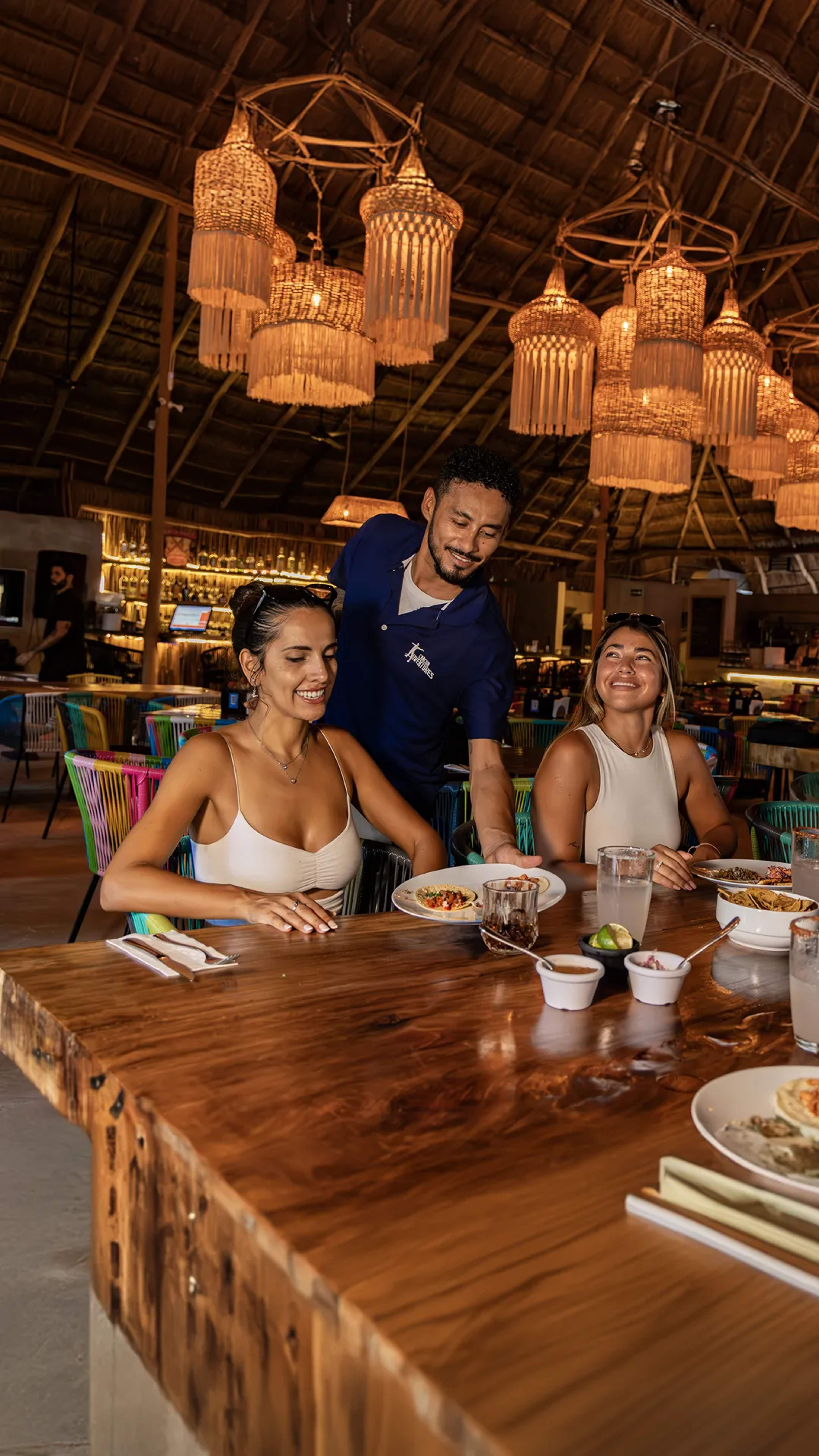 Amigos disfrutando el Taco Tour de Cancun Adventures.