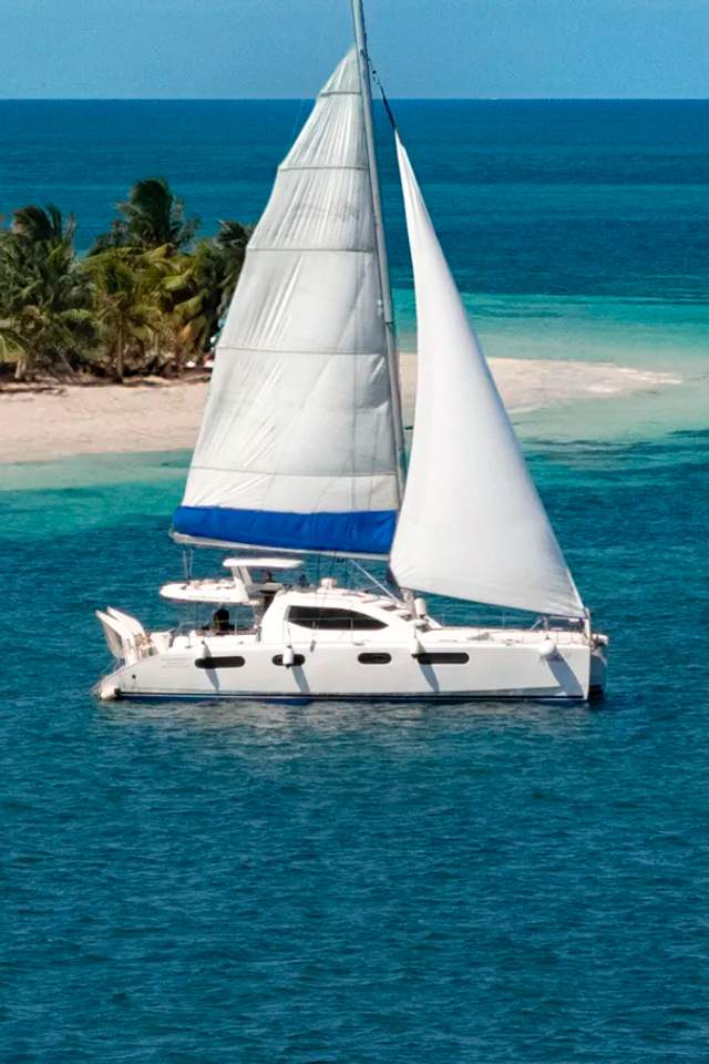Catamarán navegando por la bahía de Puerto Morelos