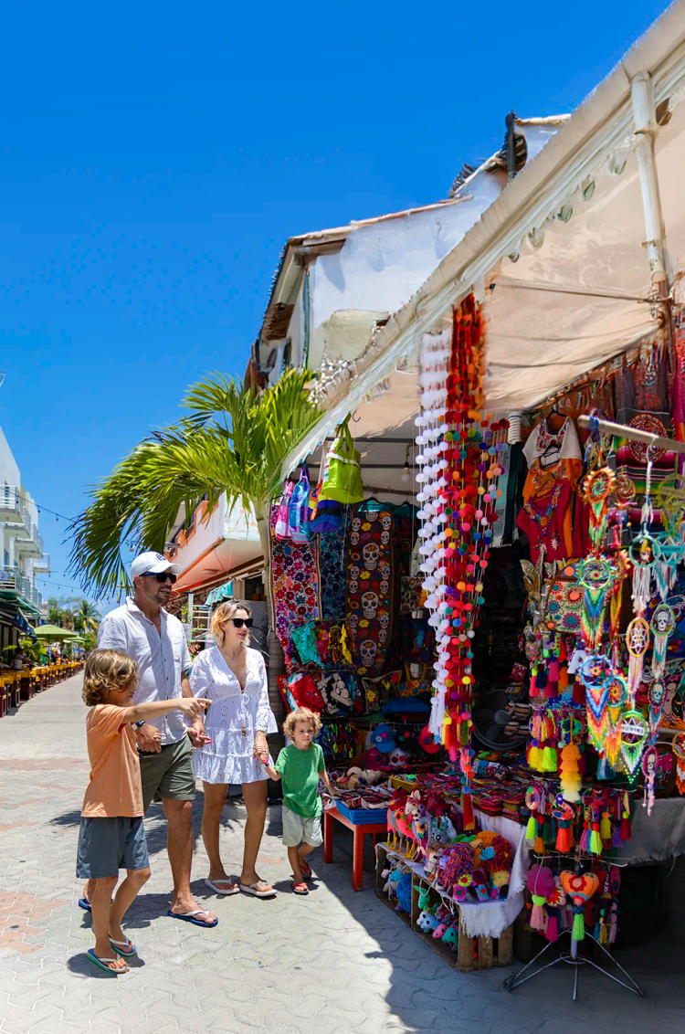 Familia disfrutando un tour a Isla Mujeres, una de las mejores cosas que hacer con niños en Cancún.