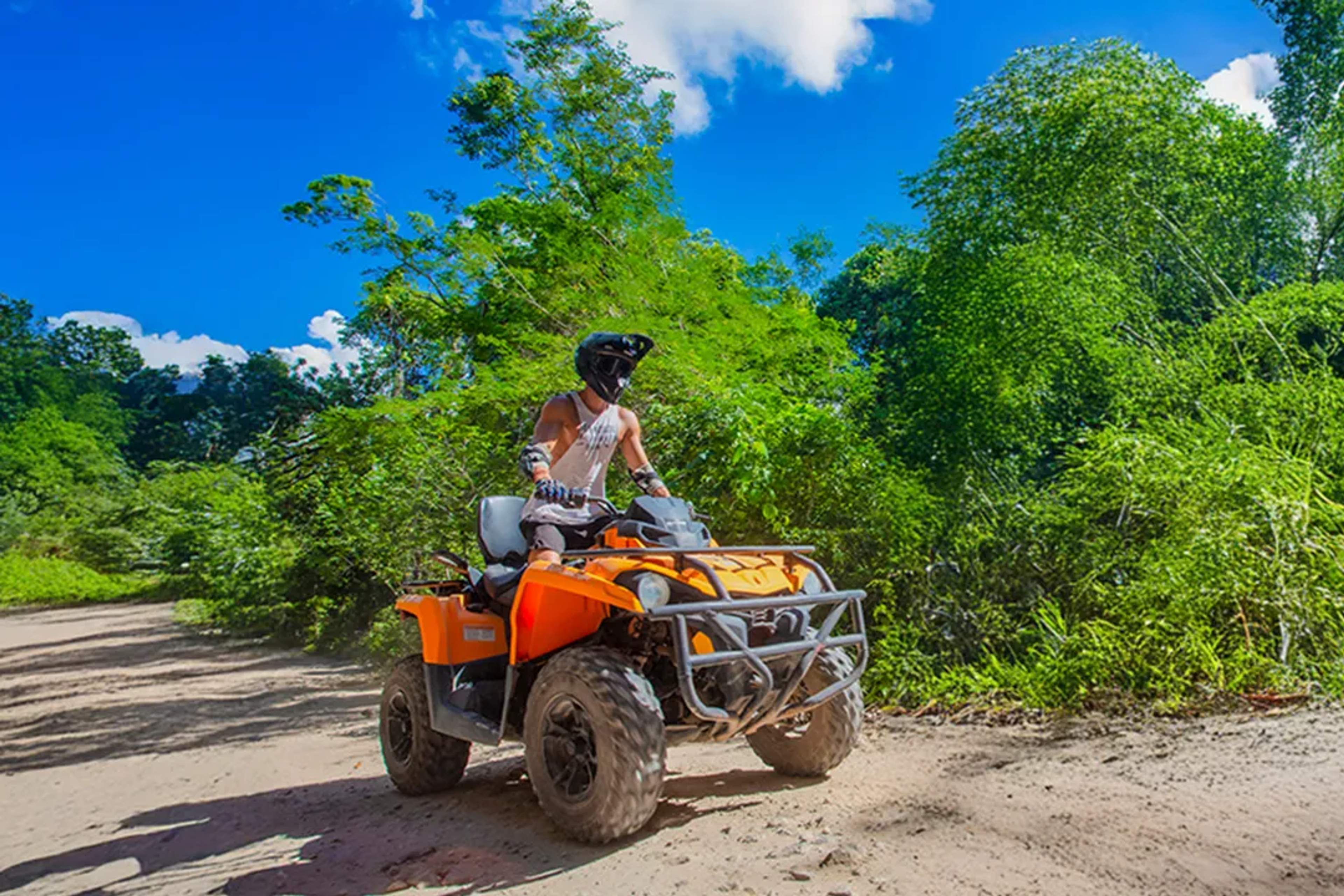 Paseo en ATV por senderos de selva en tour de aventura con Cancun Adventures en la Riviera Maya