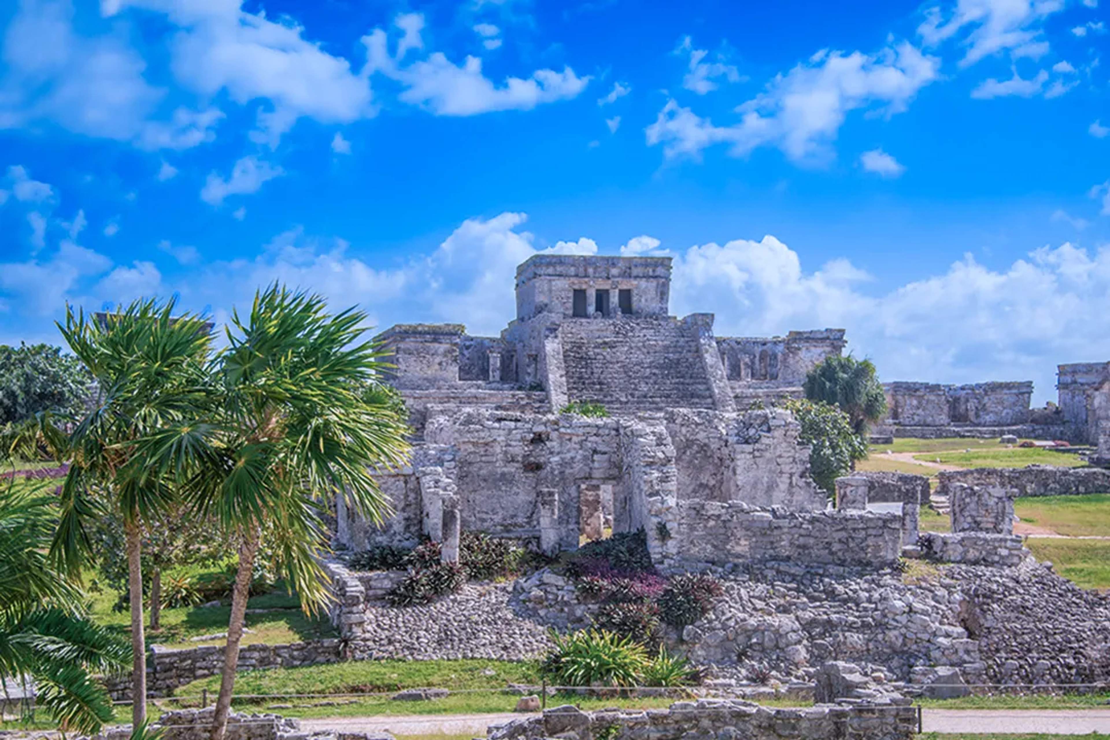 Ruinas mayas de Tulum, un sitio ideal para vacacionar en Cancún.