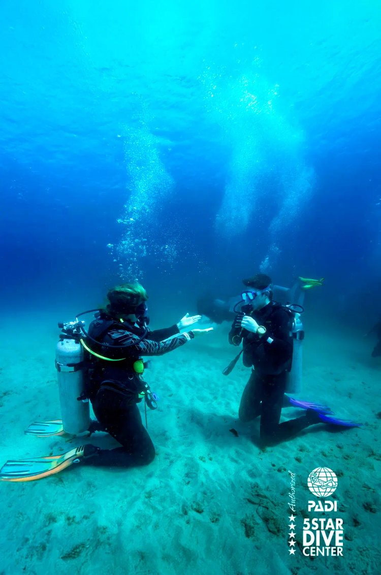Estudiante tomando la certificación PADI Open Water Diver en Cancun