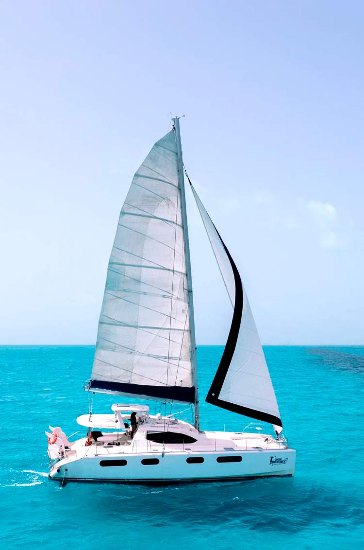 Vista espectacular de un catamarán a Isla Mujeres.