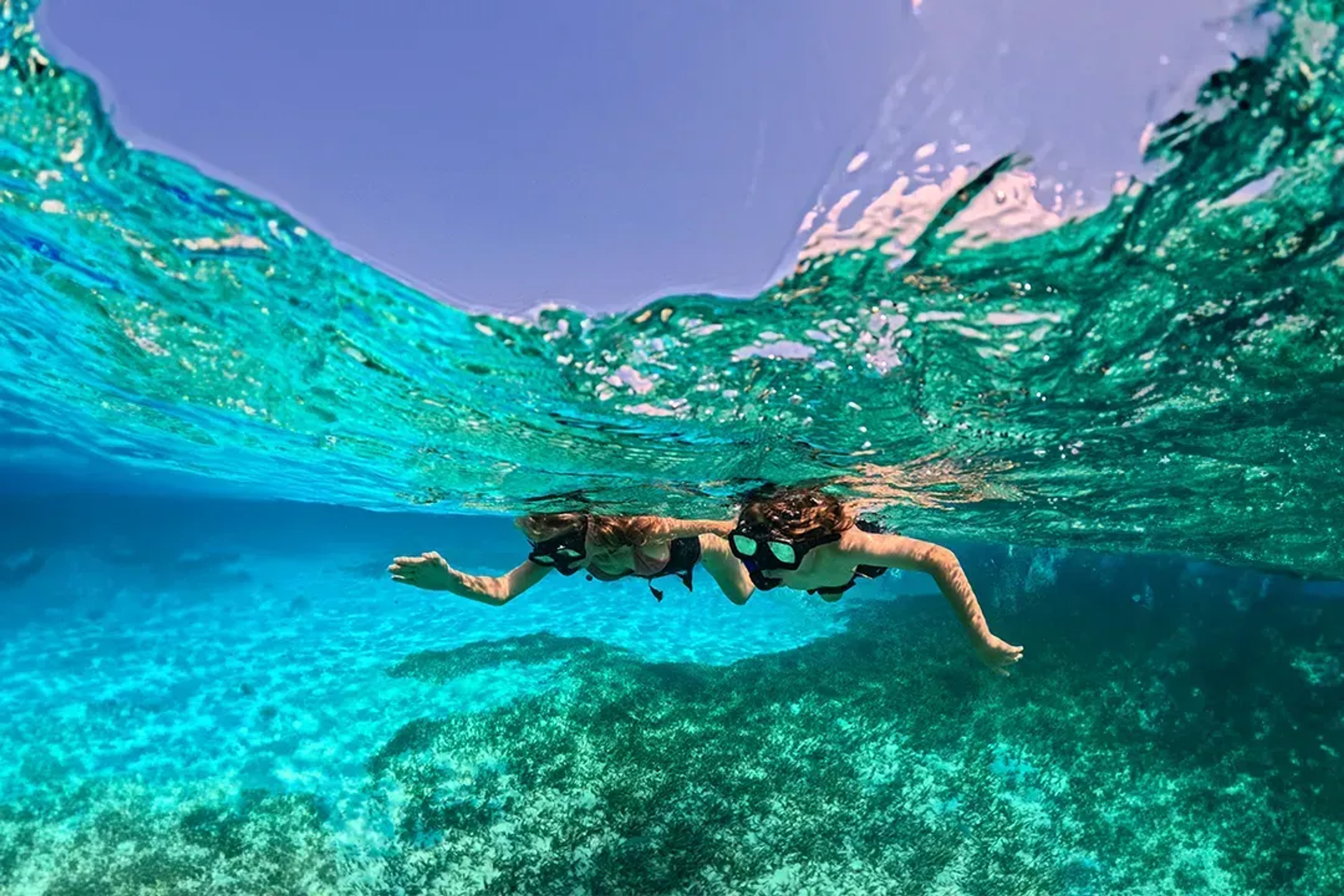 Chica haciendo snorkel en uno de los mejores lugares en Cancún.