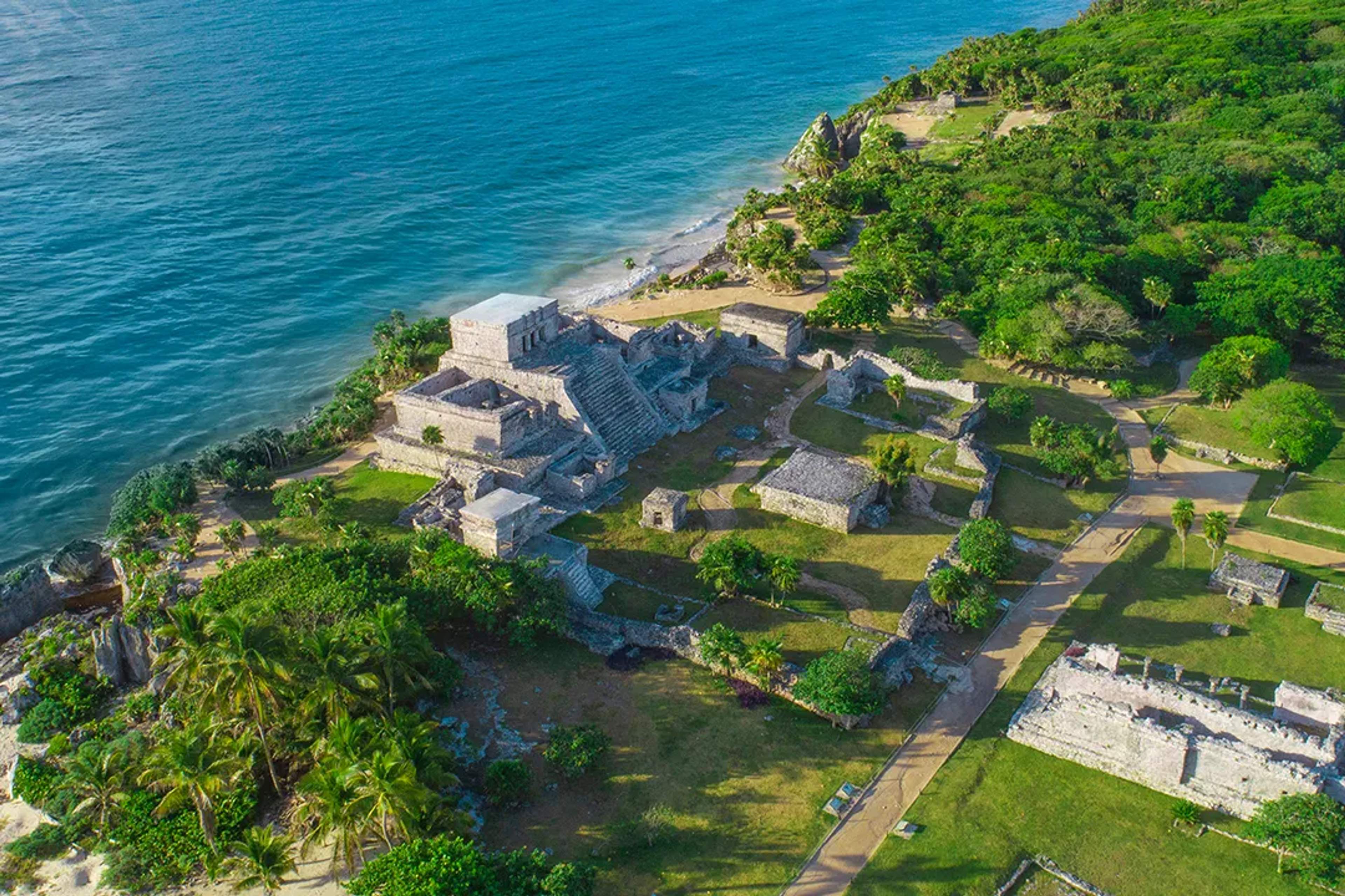 Zona arqueológica de Ek Balam con estructuras mayas rodeadas por densa selva verde