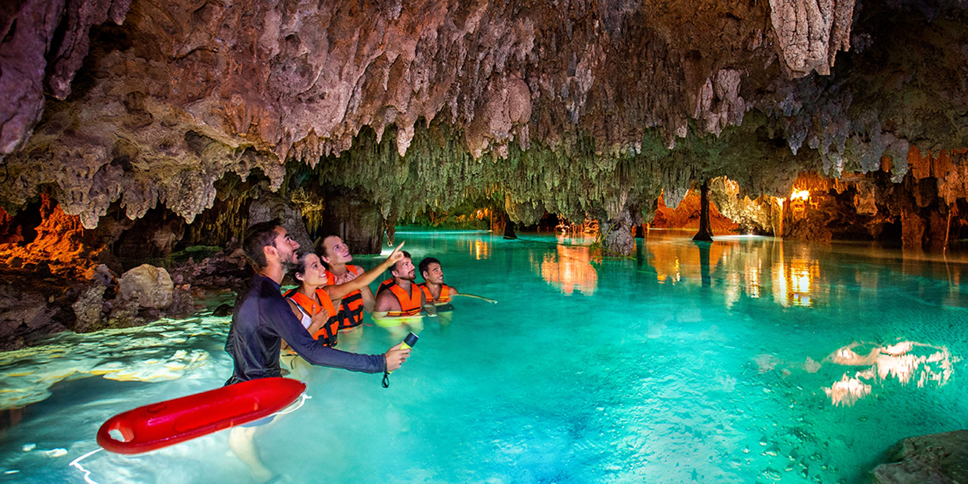 Guía turístico de Cancun Adventures con un grupo de viajeros.