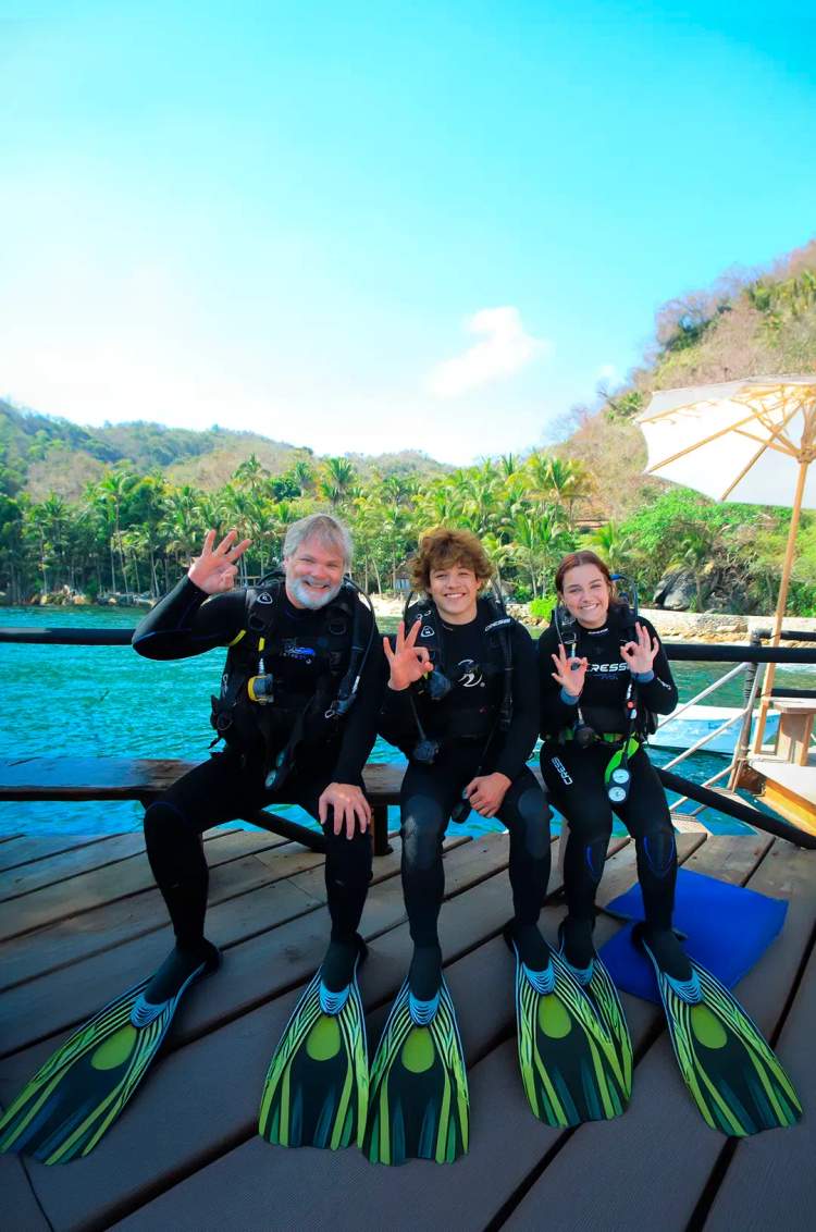 Familia tomando una certificación de buceo con Cancun Adventures.