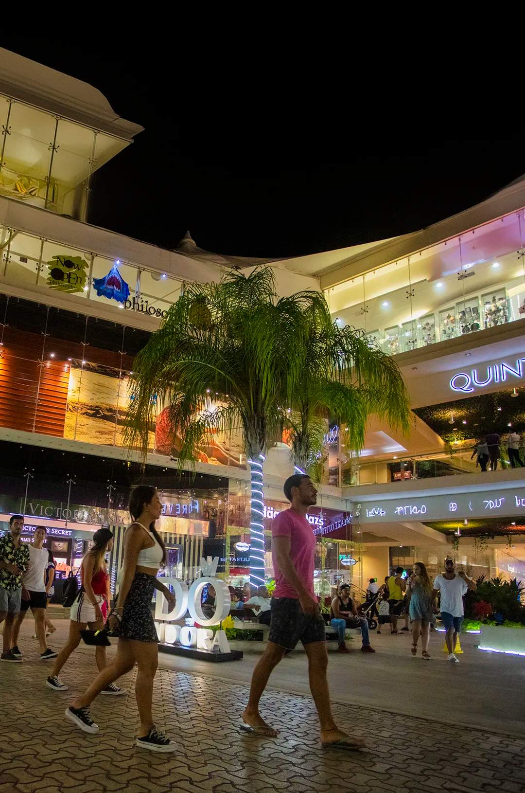 Viajeros explorando Playa del Carmen, como parte de un tour gastronómico en Cancún.