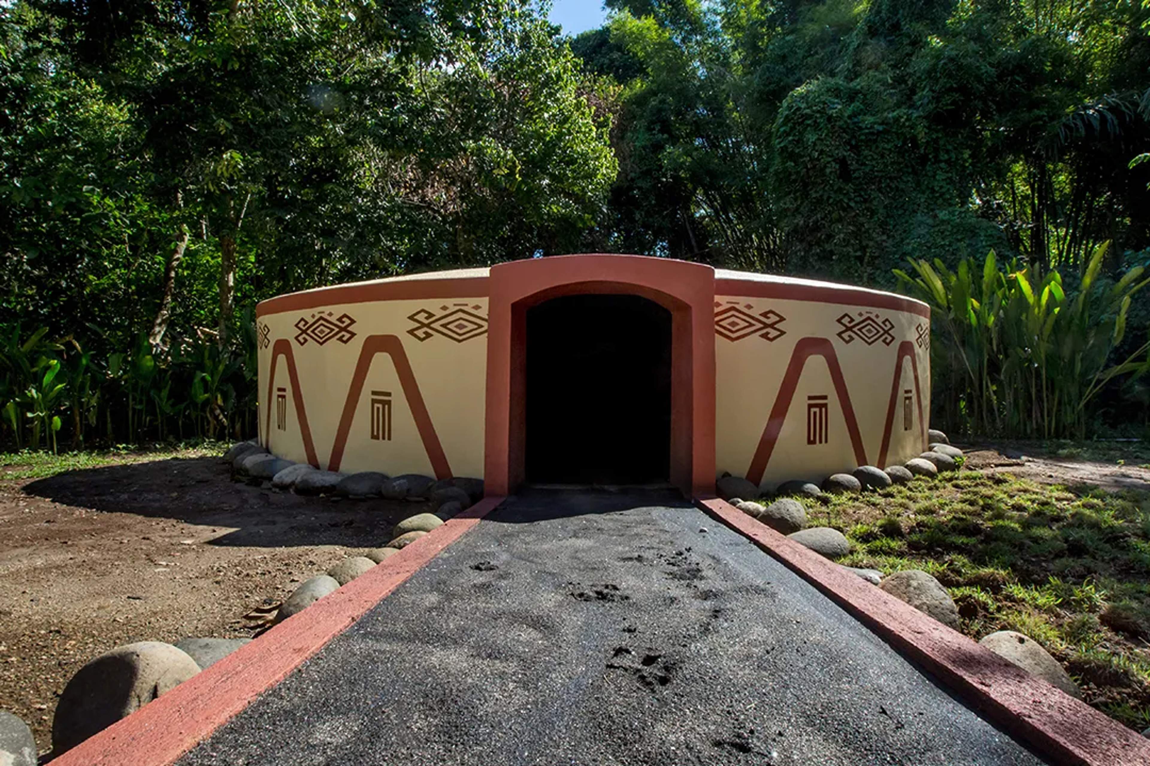 Temazcal tradicional rodeado de jungla, ideal para vivir un auténtico ritual de bienestar maya