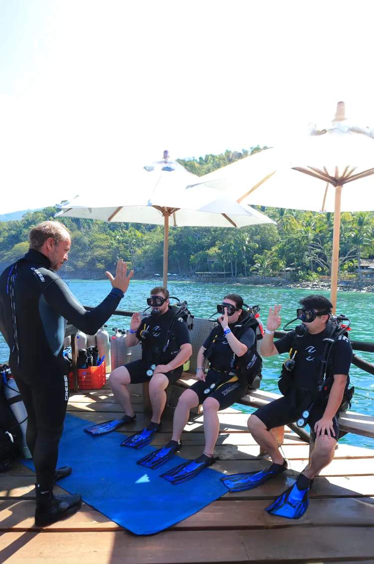 Amigos tomando la Certificación PADI Open Water Diver, la más popular clase de buceo en Cancun.