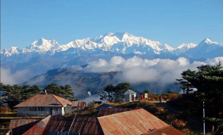 Sandakphu Phalut Trek Guide: The "Sleeping Buddha" & The Everest Window