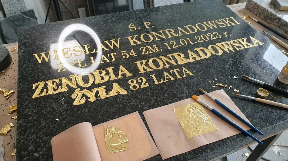 Litery zlocone 24-karatowym zlotem platkowym na czarnym granicie