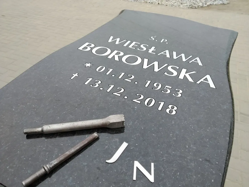 Litery wtapiane trwale zespolone z plyta nagrobna