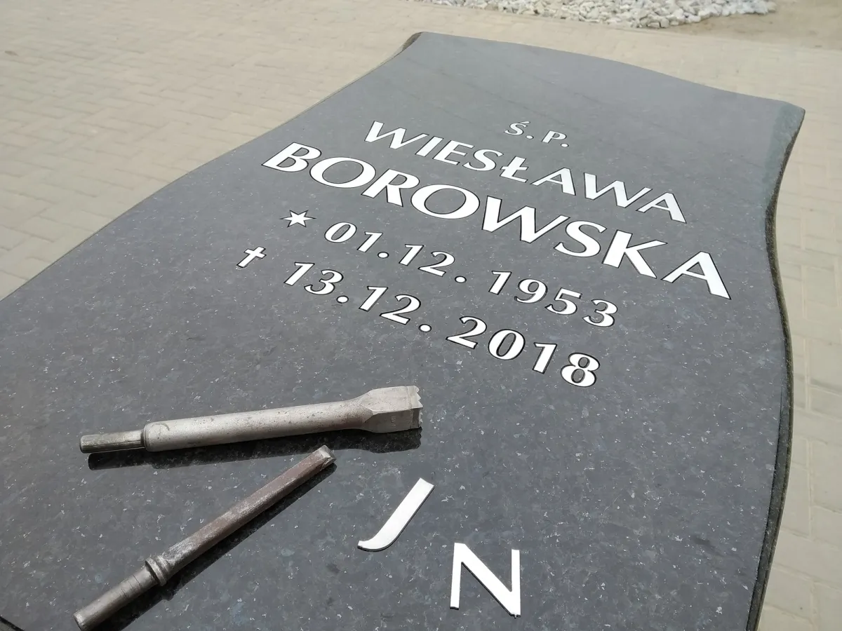 Narzędzia kamieniarskie na wypolerowanym granicie