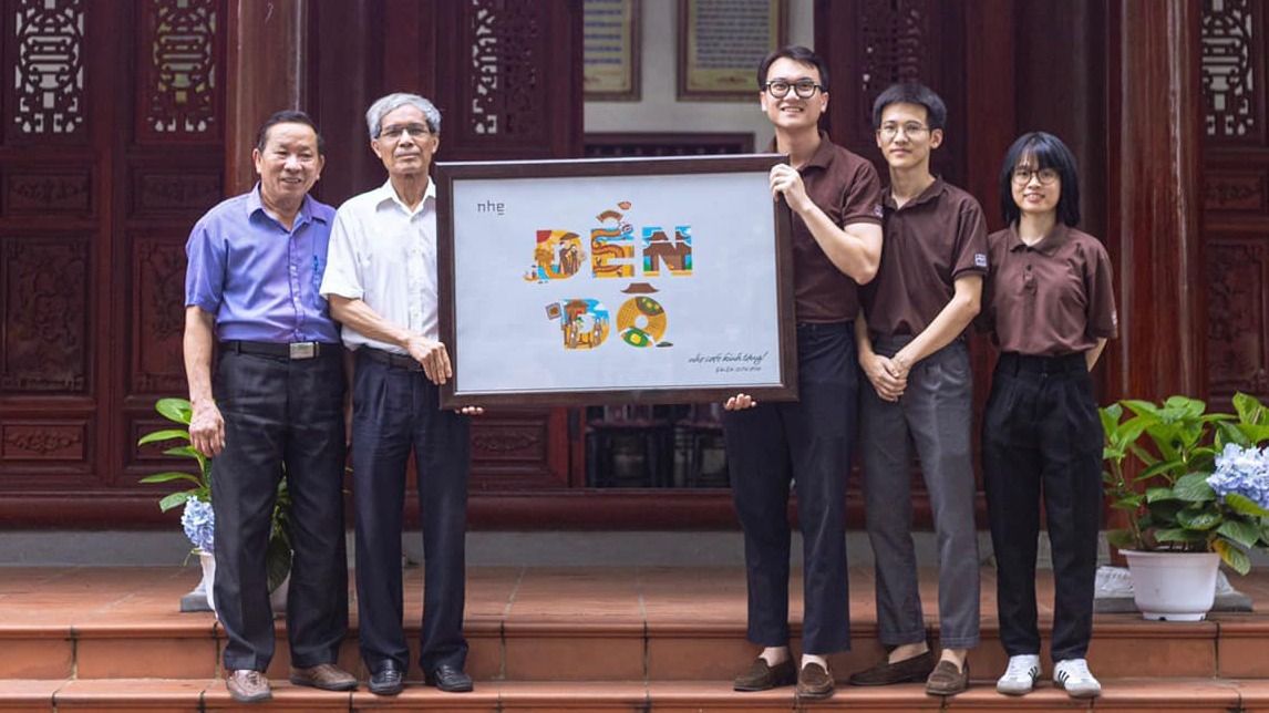 Nhẹ Cafe Vinh Dự Kính Tặng Bức Tranh Đền Đô Tới Ban Quản Lý Khu Di Tích Đền