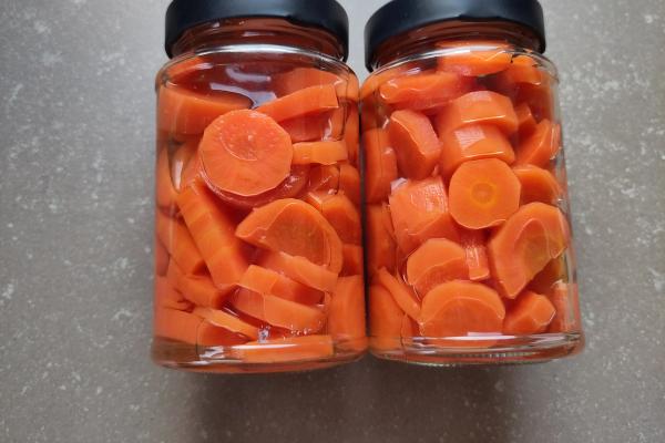 Card background for eingemachte Karotten