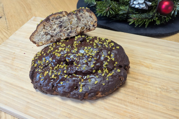 Card background for Stollen mit Datteln und Pistazien