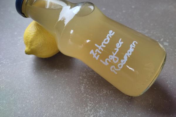 Card background for Zitrone-Ingwer-Rosmarin-Sirup