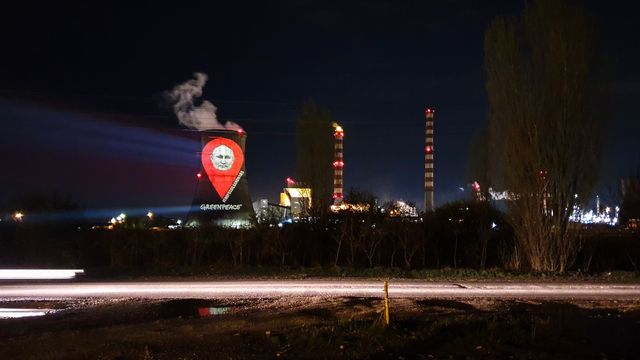 Greenpeace — Stop Fuelling War at Lukoil Refinery