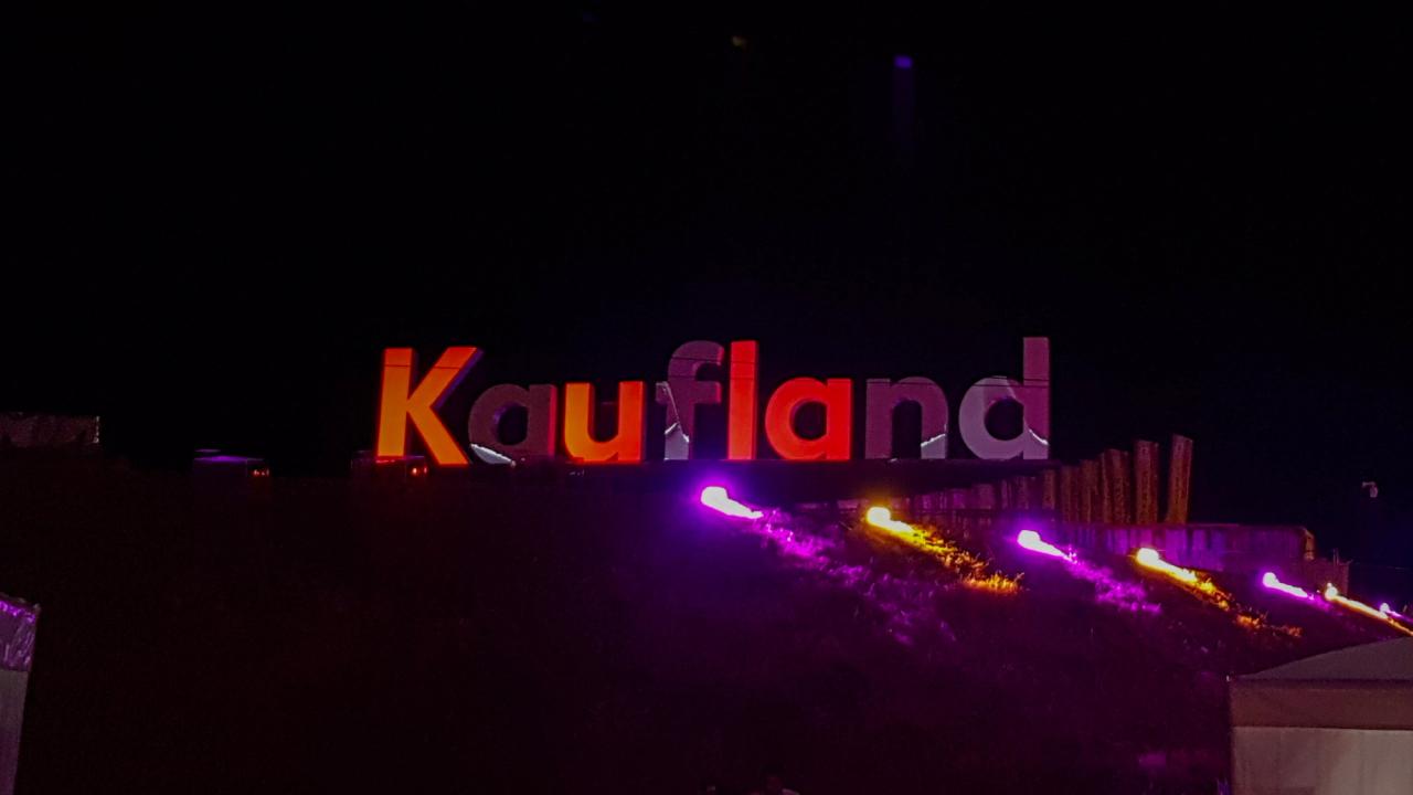 Instalație de proiecție Kaufland la Neversea 2019