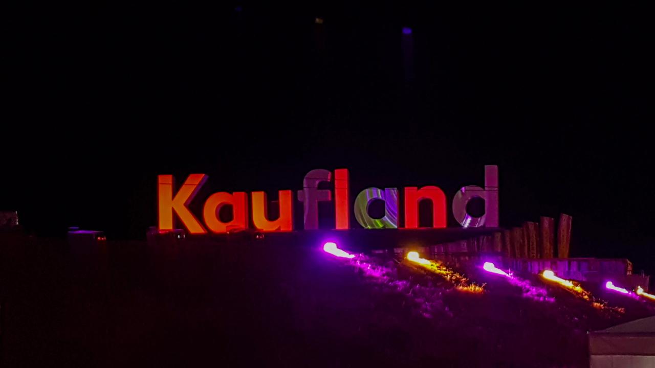 Instalație de proiecție Kaufland la Neversea 2019