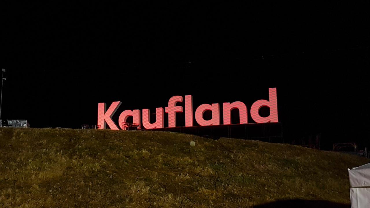 Instalație de proiecție Kaufland la Neversea 2019