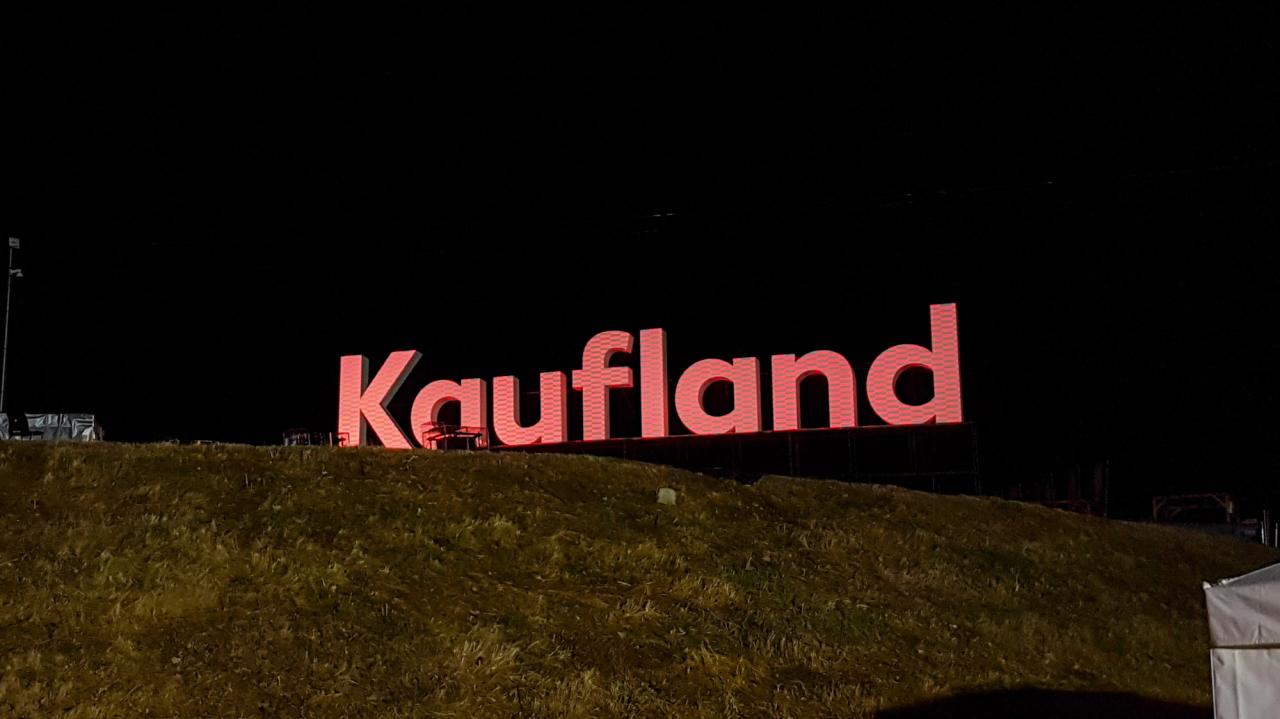 Instalație de proiecție Kaufland la Neversea 2019