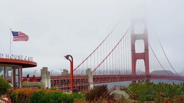 golden-gate-bridge-disappearing-into-fog