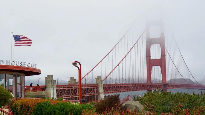 golden-gate-bridge-disappearing-into-fog