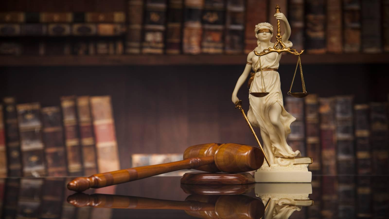 lady-justice-gavel-desk